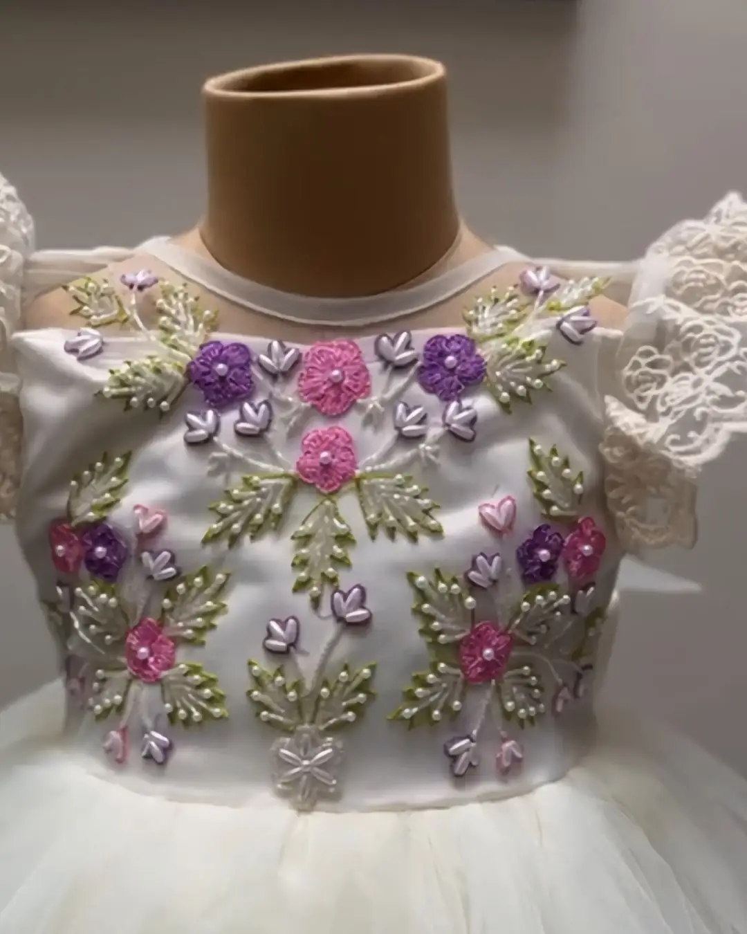 kids-clothing-kuwait-elegant-white-tulle-dress-with-floral-emroideryy